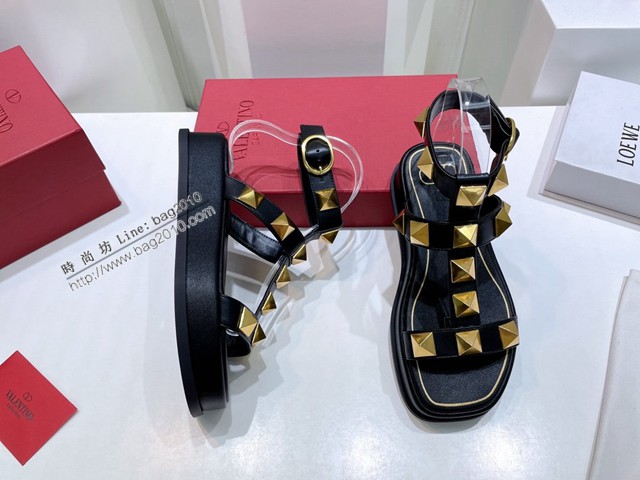 Valentino專櫃新款休閒時尚拖鞋 華倫天奴22春夏爆款系列松糕厚底釘扣沙灘涼拖鞋 dx3495